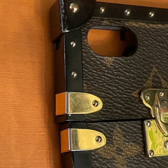 LOUIS VUITTON
Monogram Canvas Eye Trunk iPhone 7 Plus Cover/Case - Picture 6 of 15